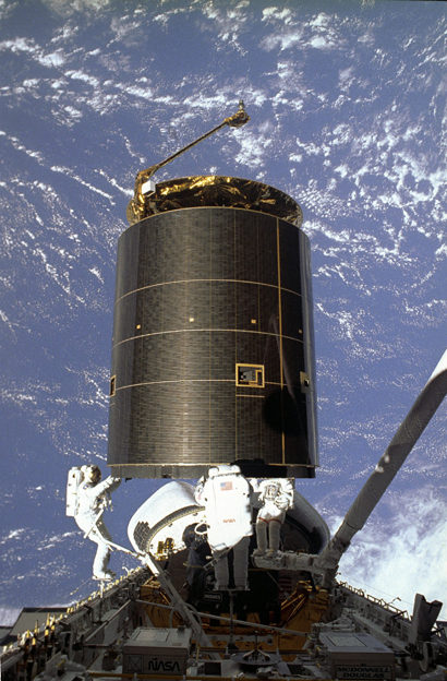 Astronauts Hieb, Akers, and Thuot During STS-49 Extravehicular Activity (EVA) (NASA)